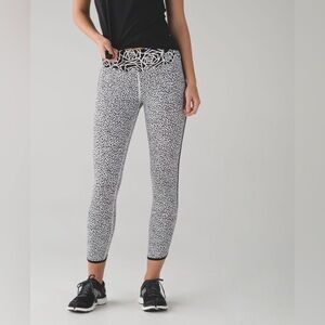 Lululemon Real Quick Tight
Miss Mosaic White size 6 EUC
